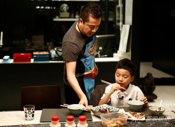 贾乃亮庆生爱女献吻 吴尊自曝育女怪癖