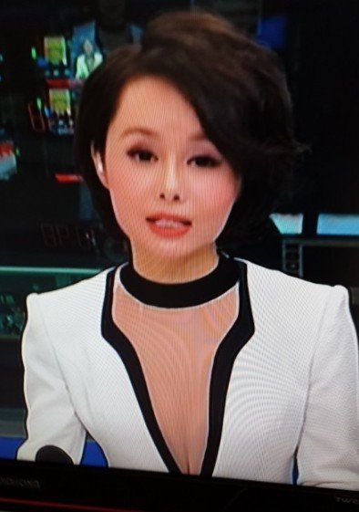 CCTV5女主播穿肉色内衣露“深V”