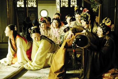 组图:《红楼梦》新剧照曝光 宝玉挨打丫环下跪