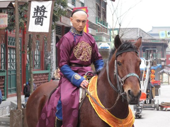 吴奇隆在片中首度剃光头出演雍正皇帝