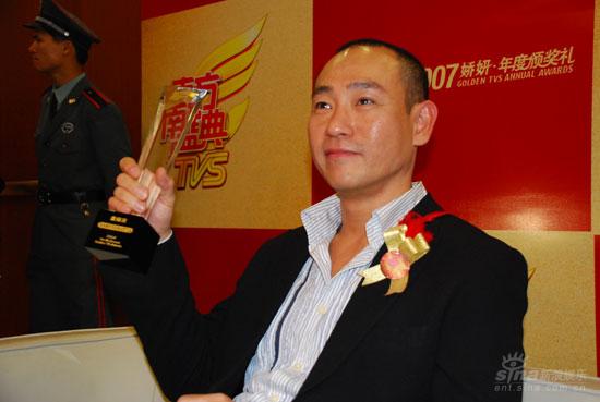 图文：林保怡获最受欢迎港台男艺人展示奖杯