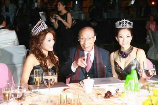 图文:<em>2008港姐</em>决赛--邵逸夫与上届冠亚军_影音