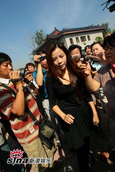 图文:罗京追悼会-朱迅低头前行