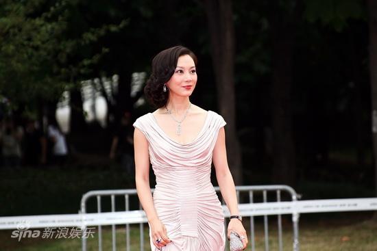 图文首尔电视盛典陈数亮相红毯