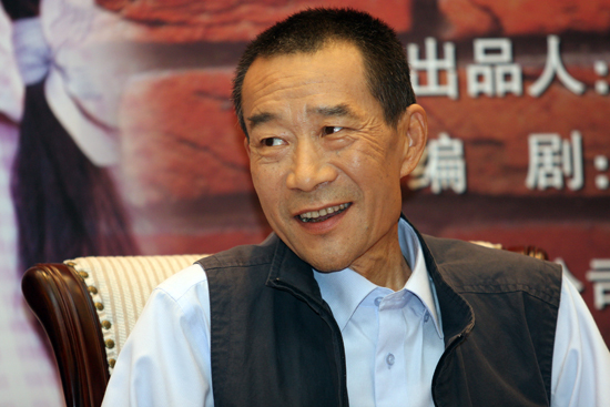《父爱如山》将播 李雪健称演父亲很适合(组图)