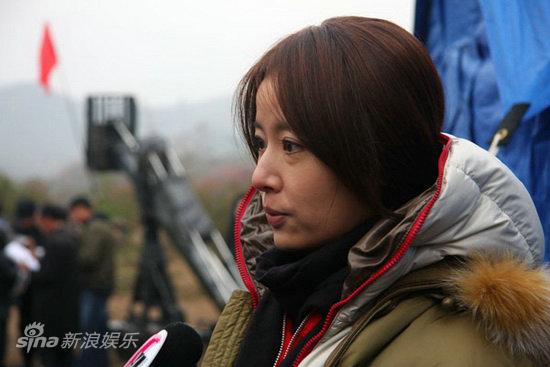 图文:《独家披露》花絮-林心如接受记者访问_