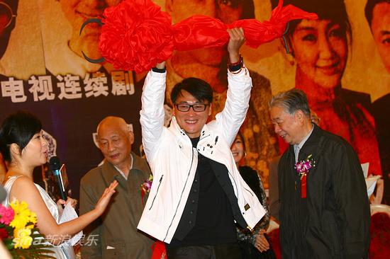 图文：《钢魂》开机仪式-刘小锋获赠礼物