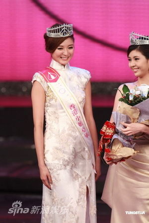 图文:2011香港小姐亚军-朱希敏获港姐亚军头冠