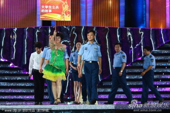 图文:第28届飞天奖现场-《大学生士兵的故事》剧组