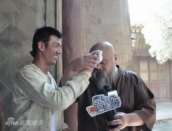 任天野为李琦擦汗