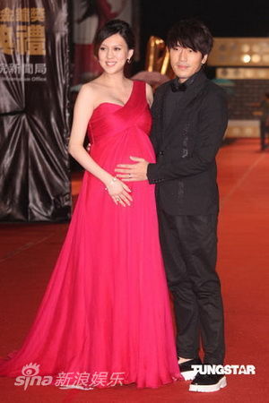 图文:台湾金钟奖红毯-卫斯理与怀孕妻子朱芯仪