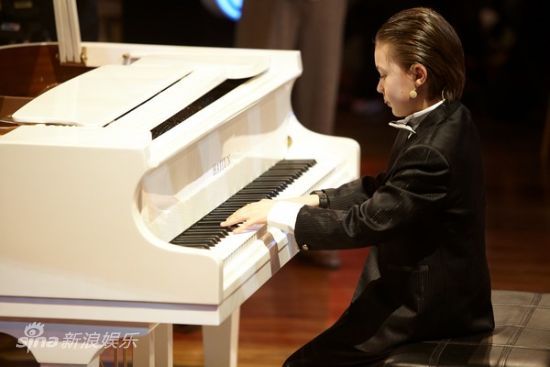 图文:《年代秀》第4季第2集-钢琴小神童演奏