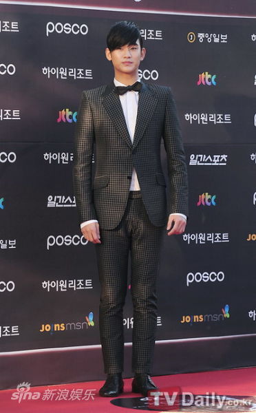 图文:第48届百想红毯-金秀炫英姿飒爽