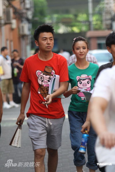 图文:《断奶》上海热拍--两人红配绿