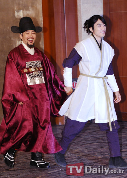 图文:韩版《仁医》--李凡秀宋承宪牵手入场