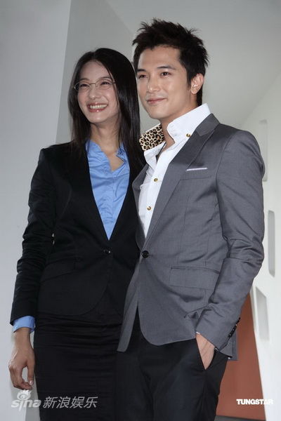 图文:《螺丝小姐》发布会-赖雅妍与邱泽合影