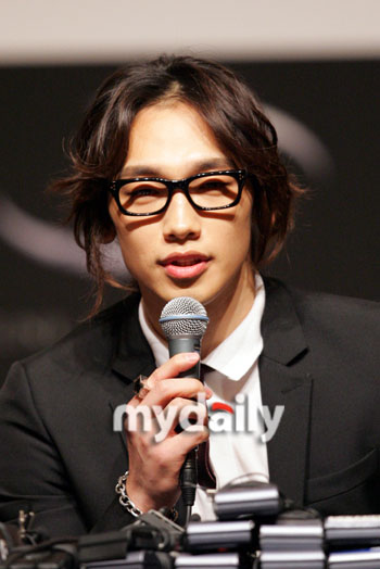 80213】rain举行新闻发布会 与美国经纪公司签