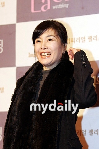 韩国女演员金清带着黑大蒜泡菜正式开始进军