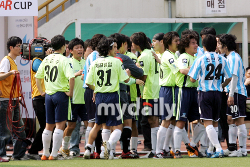 韩国艺人足球比赛歌手队对演员队的比赛在首尔