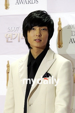 韩流明星李准基得到了1000多名亚洲fans送的