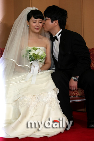 韩国电子竞技教练赵正雄与韩国女艺人安妍红举