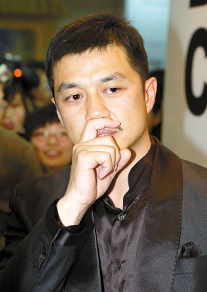 李亚鹏机场狂打3记者