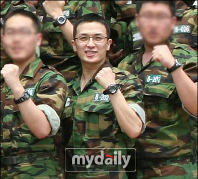 组合J-walk成员金在德入伍后首次登上舞台_影音娱乐_新浪网