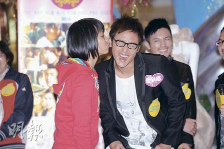 宣传新剧抢范逸臣风头 阮经天任粉丝亲耳朵(图