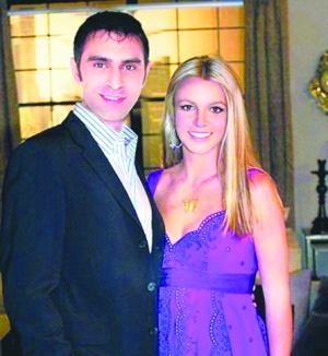 布兰妮:不再咬指甲卡梅隆:开始戴胸罩