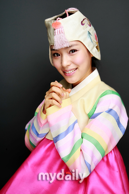韩国女演员洪雅林在迎接新年到来之际身穿韩国
