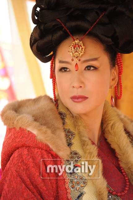 最近正式开始出演KBS2TV历史剧《千秋太后》