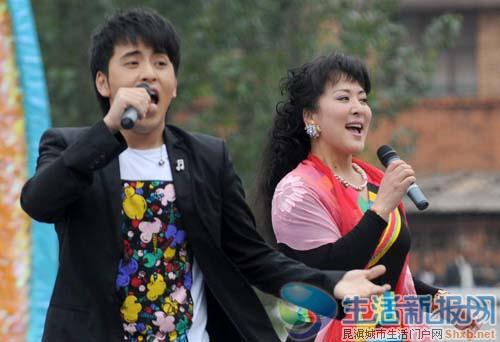 著名歌唱家宗庸卓玛,青年歌手扎西顿珠为大家献唱 本报记者 晏蓬 摄