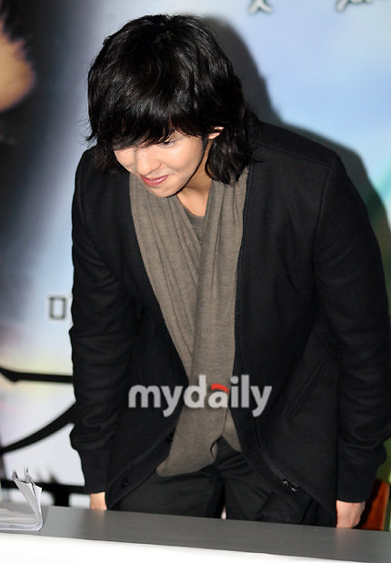 金基范黄宝拉出席新片《注文津》发布会