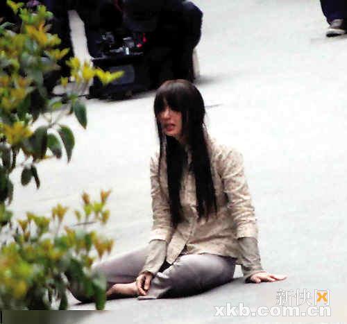 《上海的月光》闹市取景 林志玲卧街散发如泼妇_新浪上海_新浪网