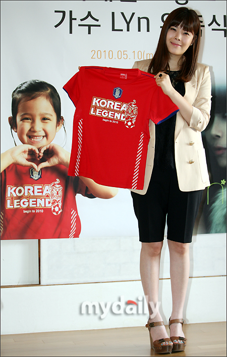 女歌手lyn出席韩国足协官方体恤衫发布会