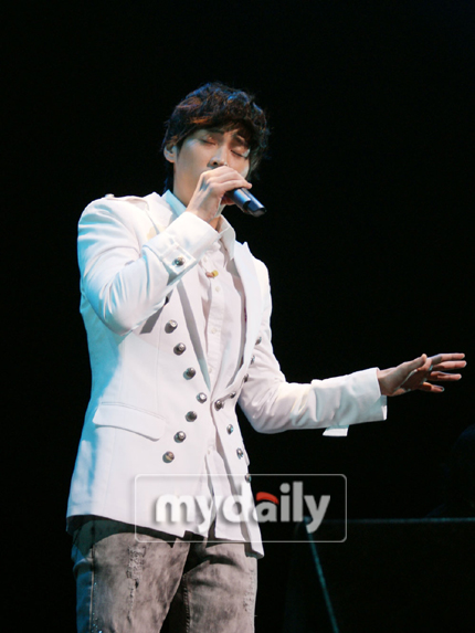 原Buzz成员闵京勋在日本举行的个人演唱会完