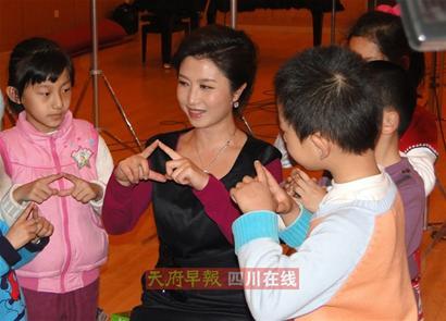 刘媛媛献唱慈善春晚主题曲为贫困儿童送礼