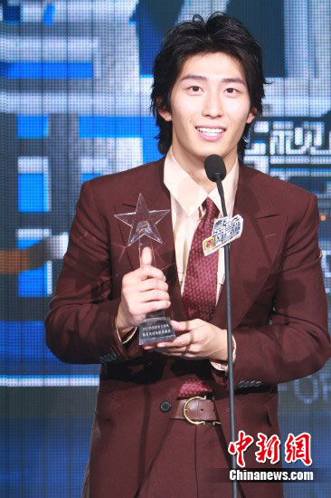 杨幂获新势力盛典影后 刘诗诗甜蜜牵手郑嘉颖