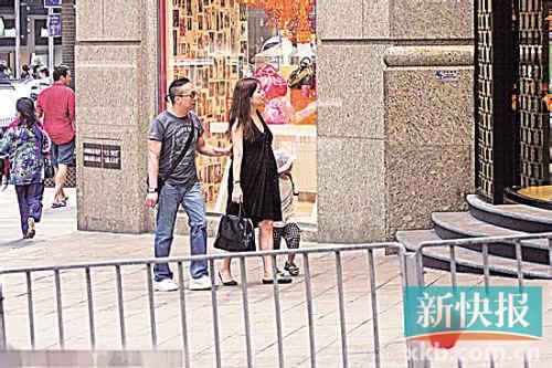 港媒曝朱茵小腹微隆疑有孕