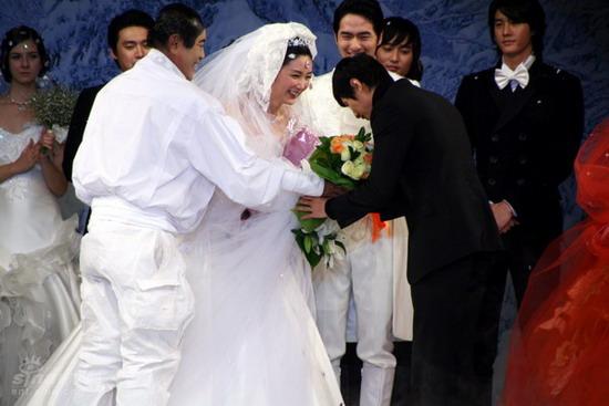 图文：安德烈-金特别时装秀--元彬给崔智友献花