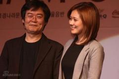 组图：张娜拉出席新碟记者会迷你短裙尽显柔美