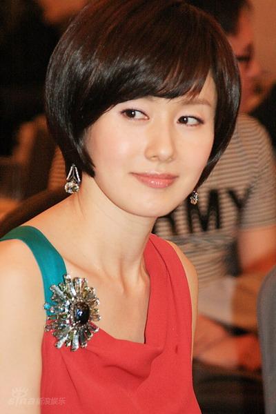 图文：《太阳的女人》记者会--金智秀接受采访