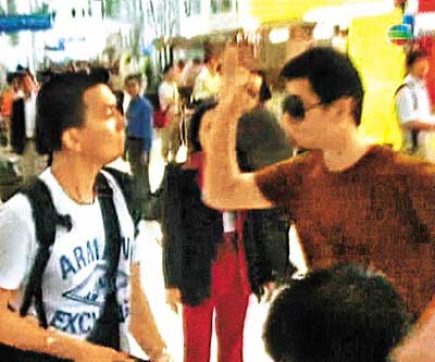 李嫣机场被拍李亚鹏连打三记者将被控告(组图)(2)