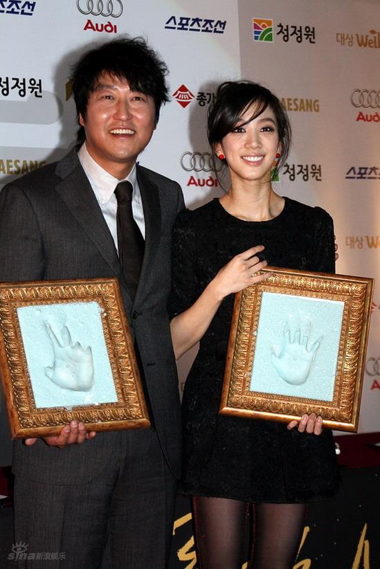 图文:韩国青龙电影奖按手印--展示手模