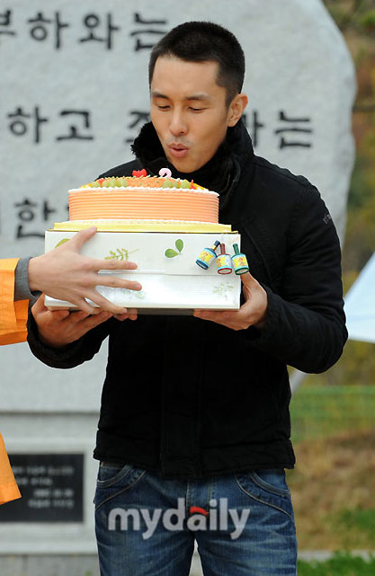 图文:神话成员金东万入伍--金东万吹蜡烛
