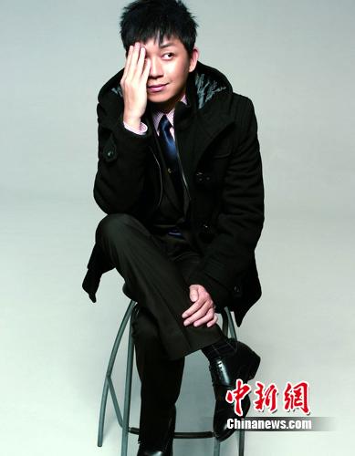 潘粤明拍杂志封面扮霸气型男不忘搞怪(组图)