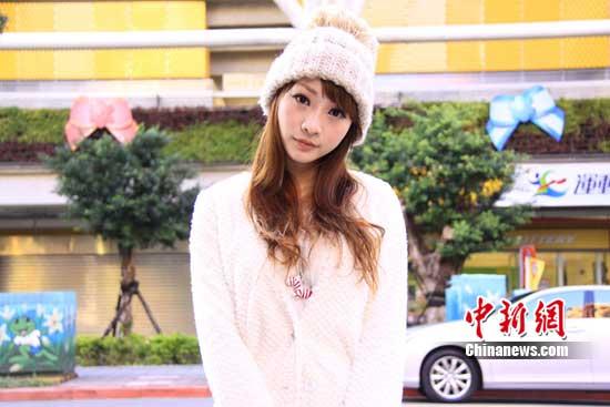 柳岩台北街头拍写真暖暖笑意演绎冬日温情（组图）