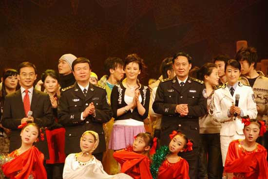 公安部官兵迎新春 红色艺人彭丹献唱警民和谐情