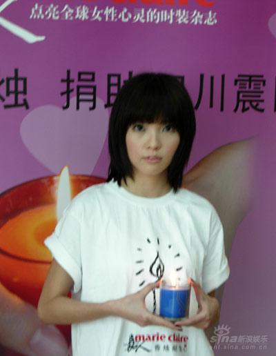 蔡淳佳郭美美赈灾奔波 点亮香烛为四川加油【图】