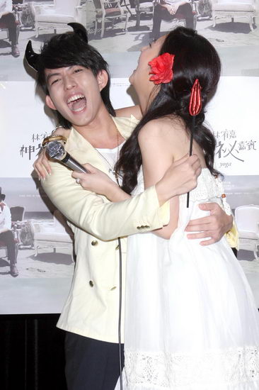 林宥嘉举办个唱庆功 师姐selina投怀送抱【图】